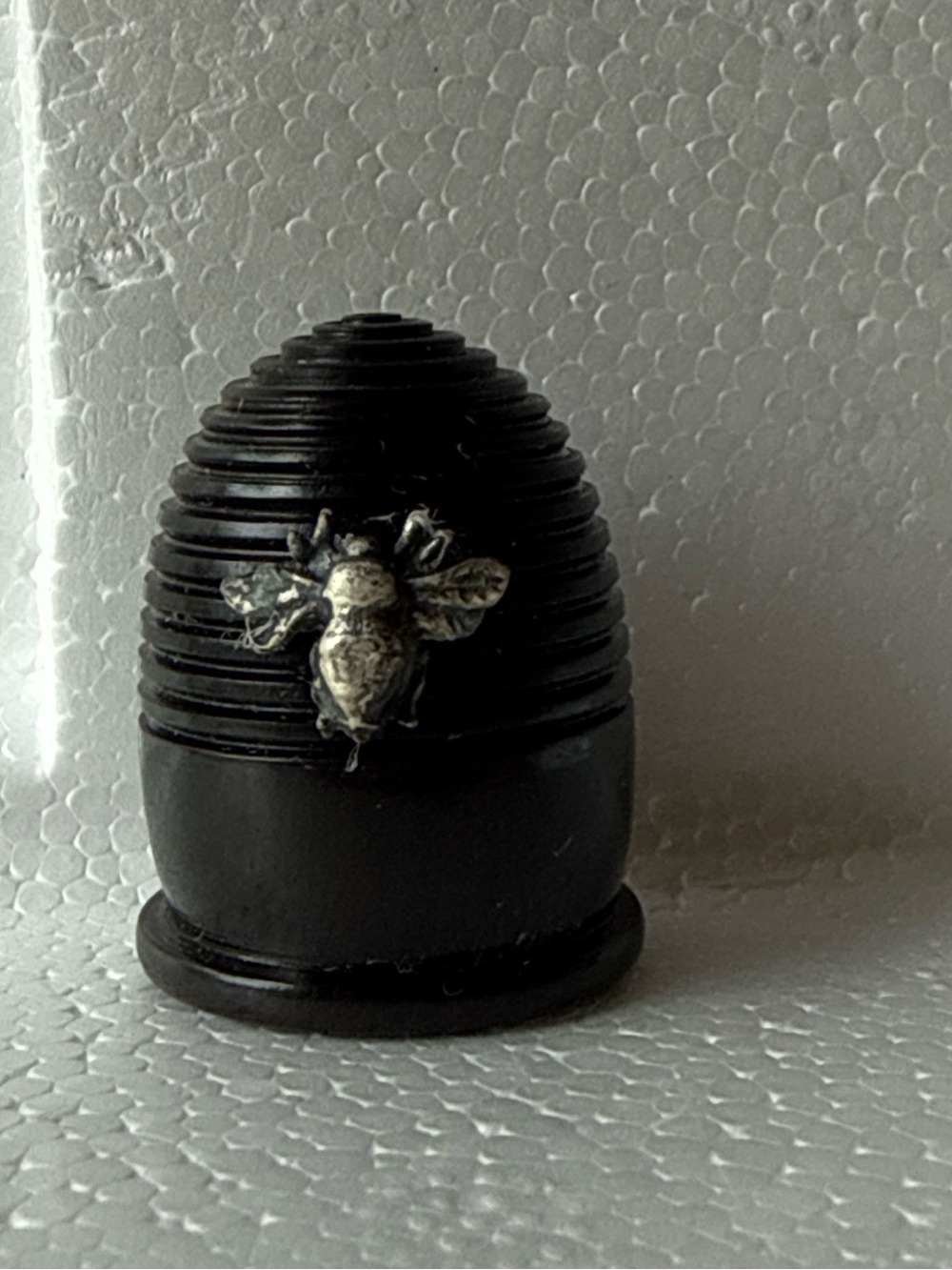 THIMBLE VINTAGE silver bee on BEEHIVE wood rare